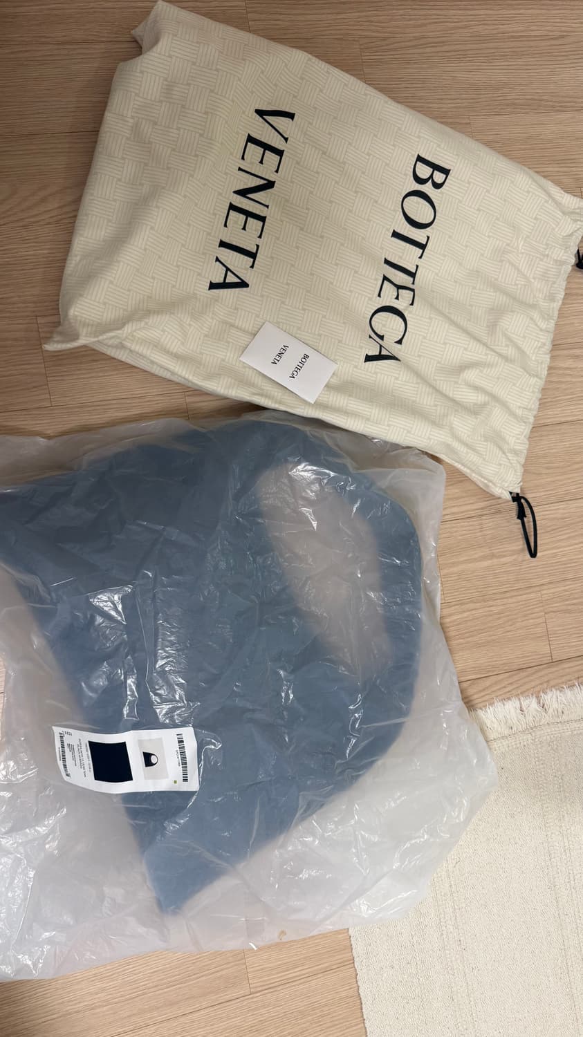 보테가베네타 홉 스몰 블랙 2회 단시간 착용 정가 654만원 상품이미지9