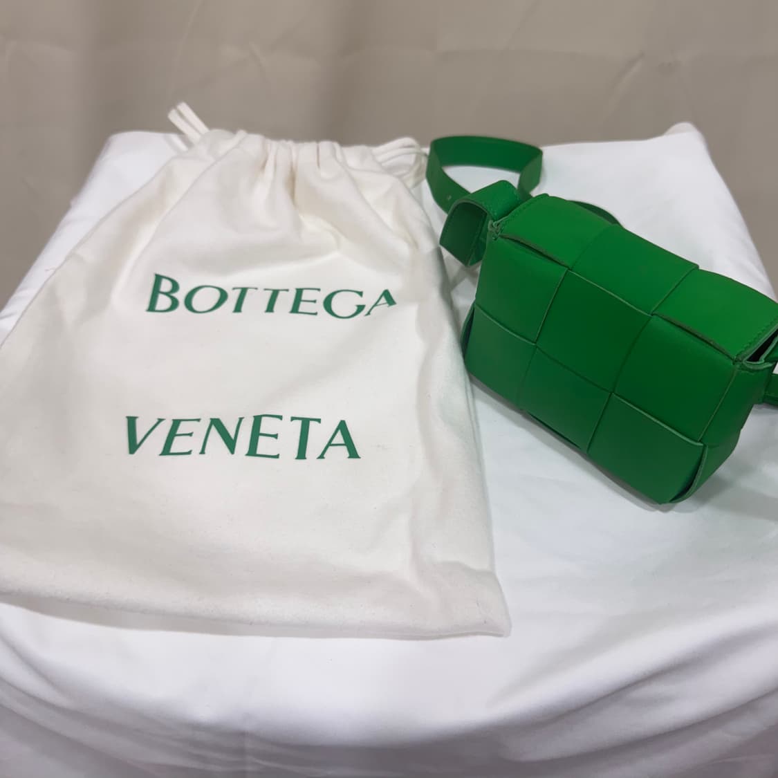 보테가 베네타 카세트백 그린 상품이미지1