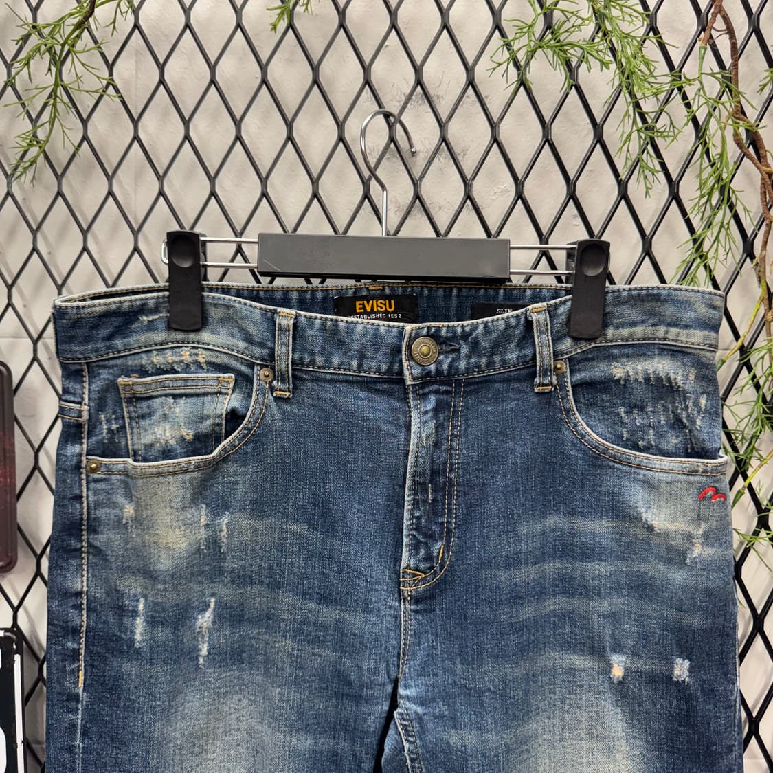 에비수 슬림핏 워싱 데님 팬츠 후면 갈매기 로고 포인트 중청 상품이미지3