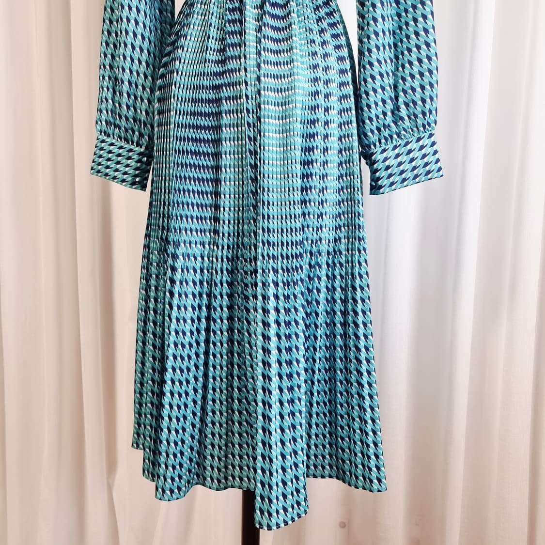 듀엘 DEWL 리본타이 플리츠 패턴 원피스 (55) 상태완벽 상품이미지6