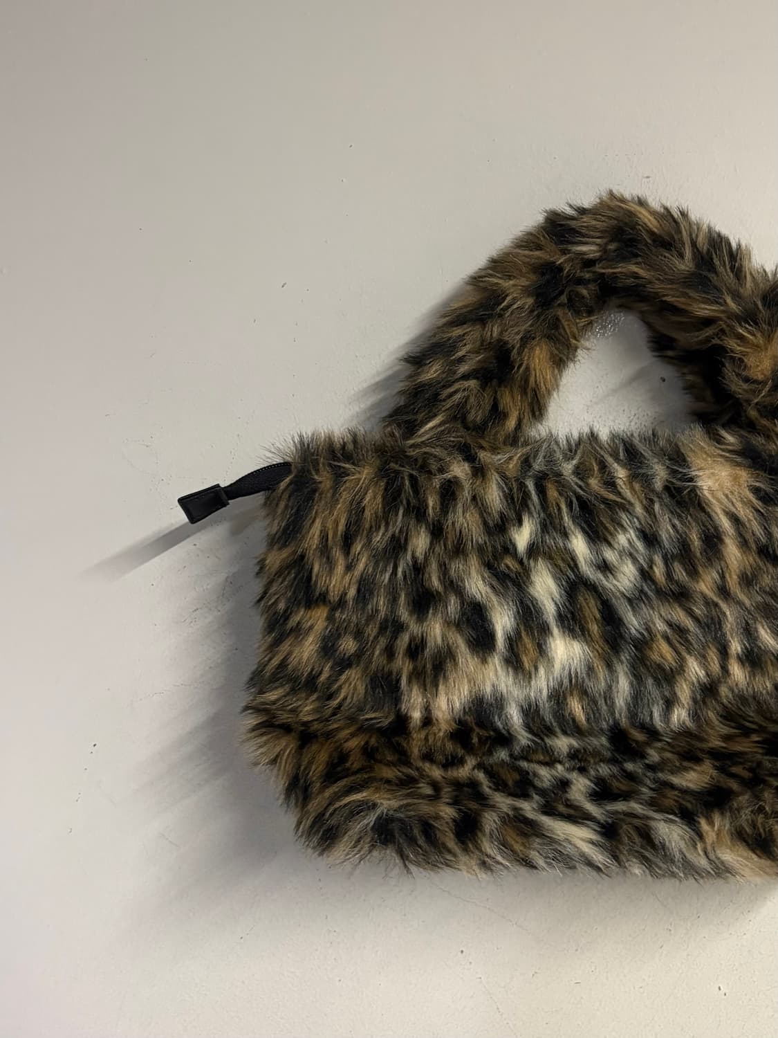 Y‘SACCS faux fur hand bag -5 (room) 상품이미지6