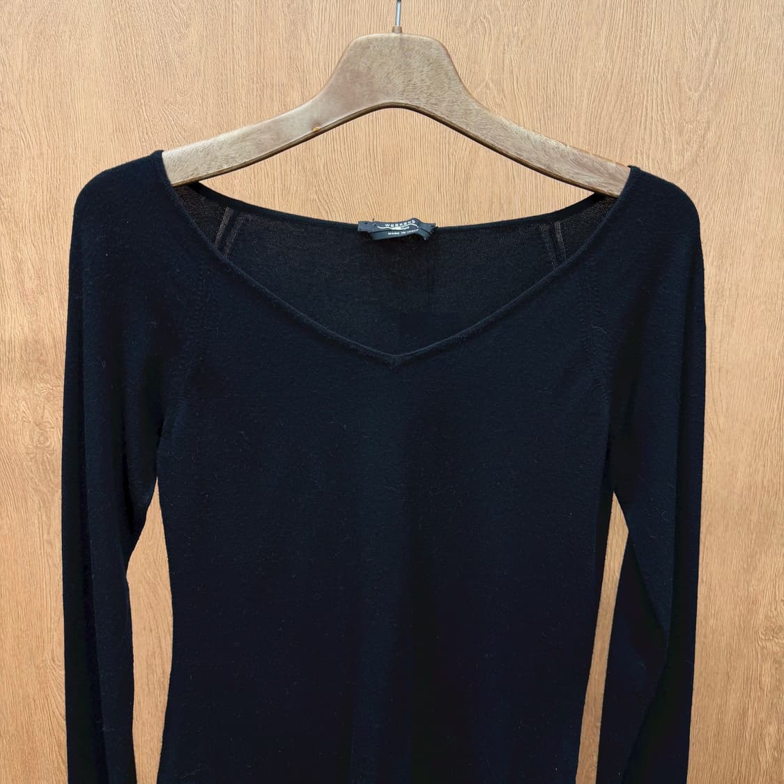 막스마라 위켄드 브이넥 슬림핏 긴팔 니트 탑 미니멀 플랫 디테일 블랙 상품이미지4