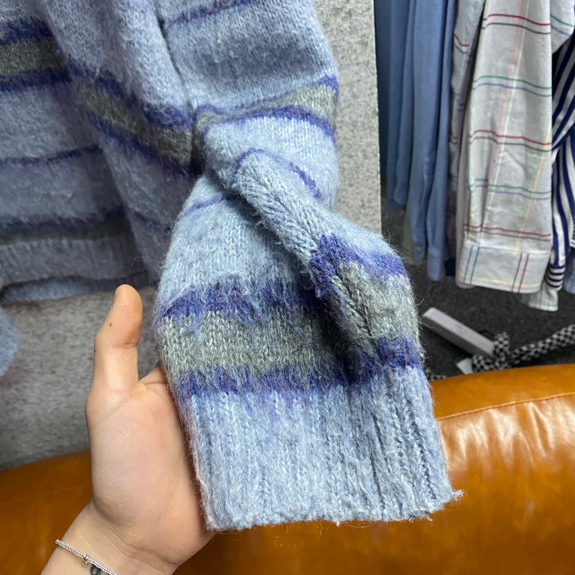 우알롱 그라데이션 헤어리 스트라이프 니트 스웻  B4294 상품이미지4