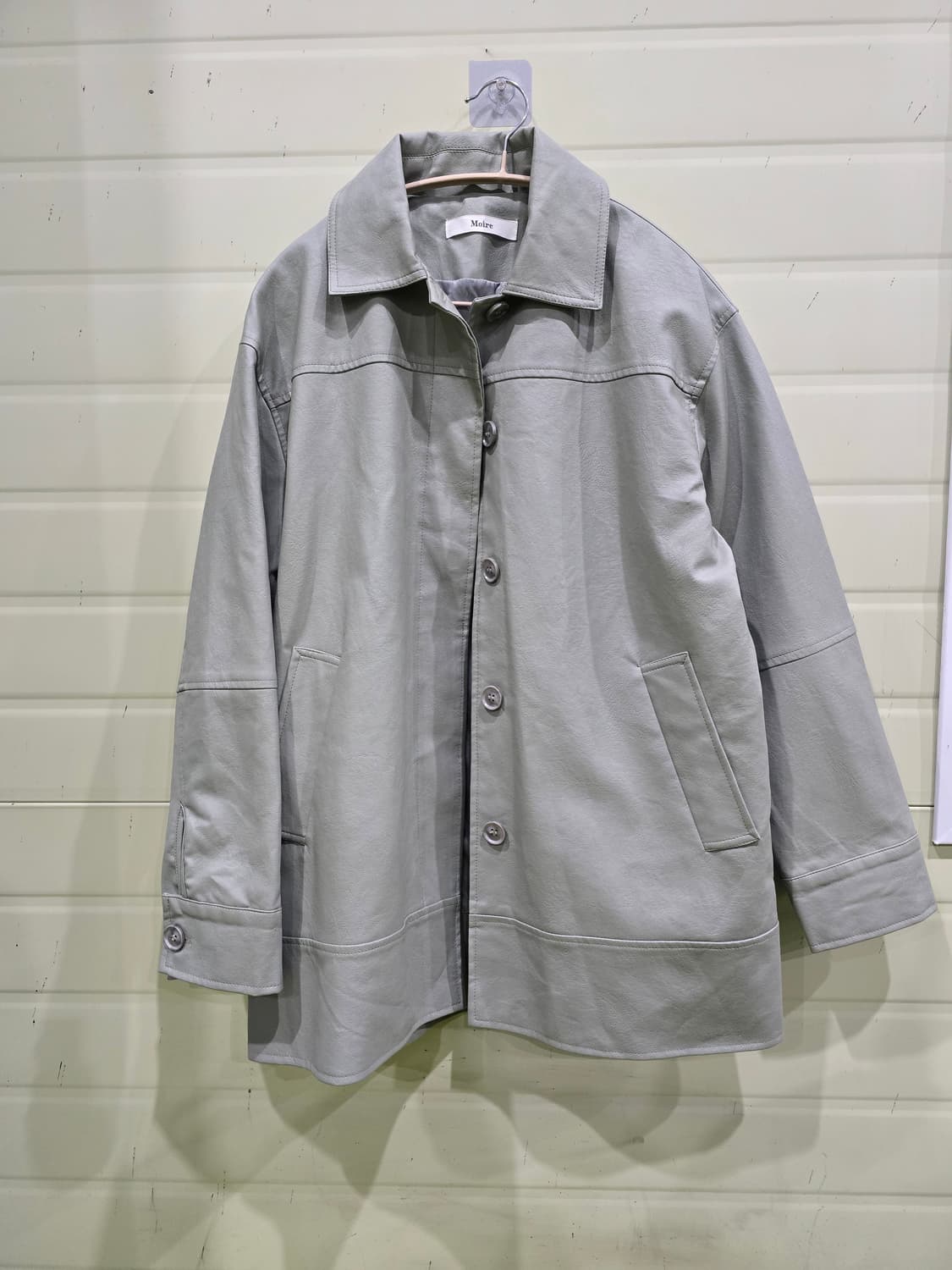 미니멀한 무드의 Moire 여성 가죽 자켓 상품이미지2