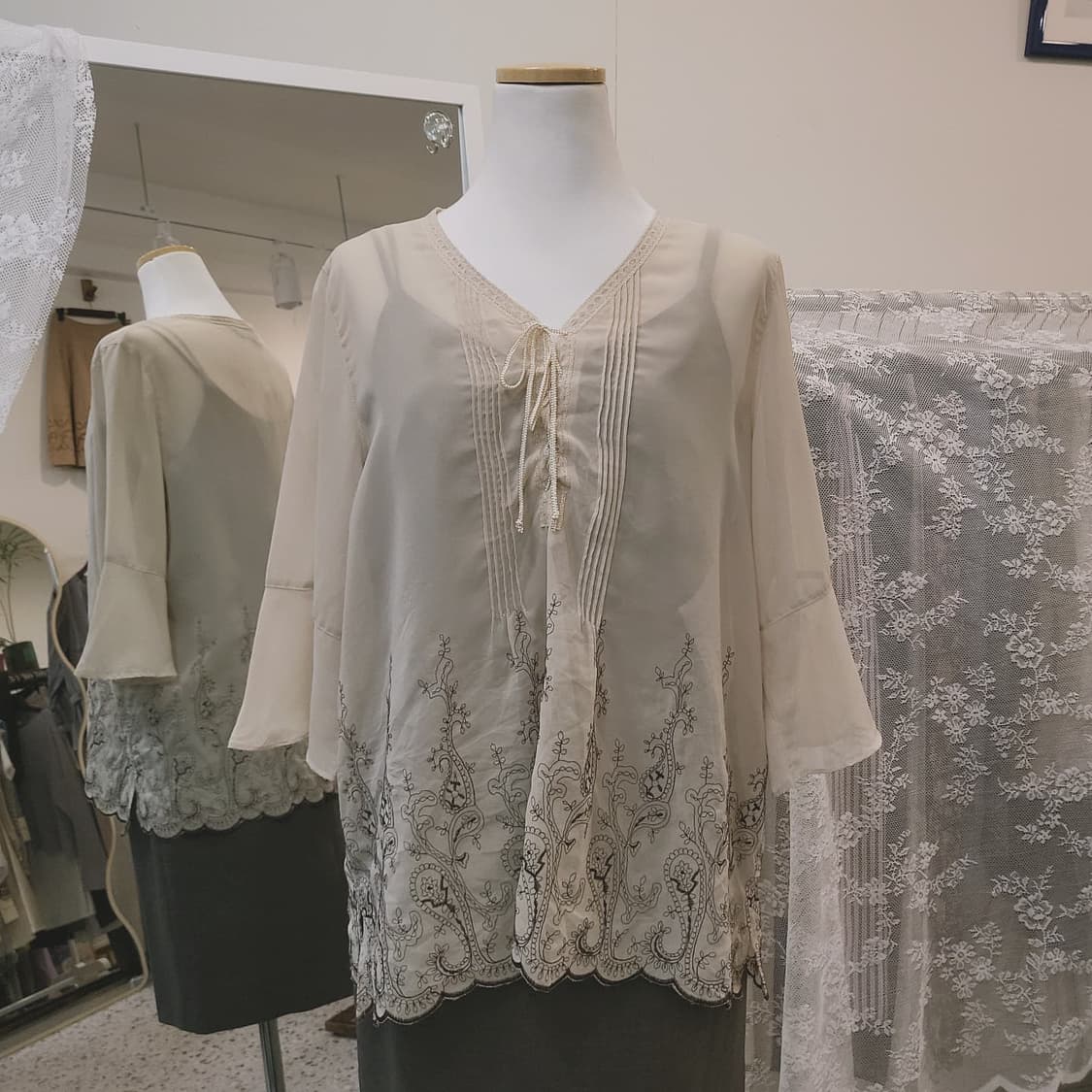 Noble eve collection 쉬어 자수 블라우스 상품이미지8