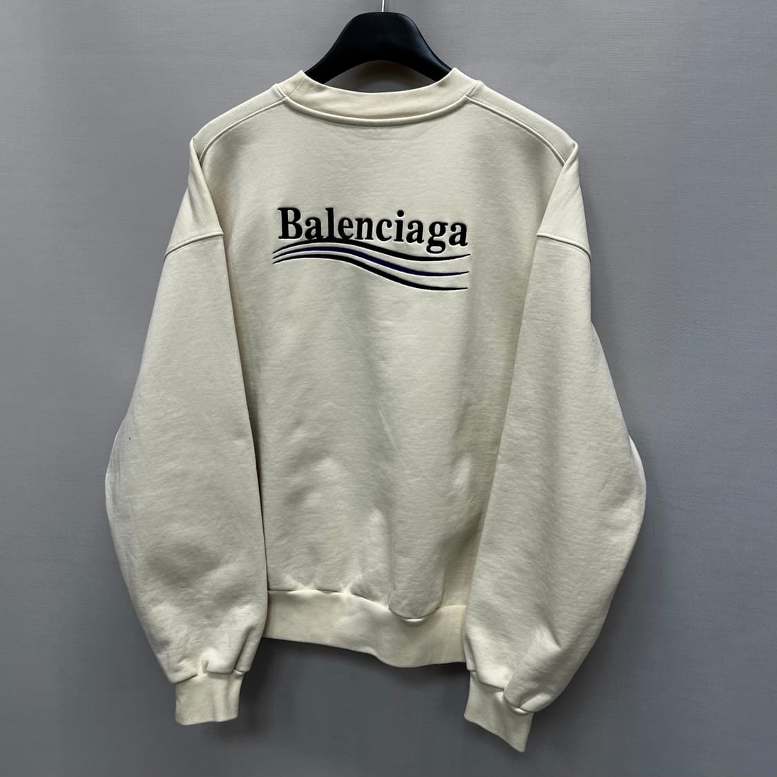 발렌시아가 웨이브로고 자수 로고 맨투맨 (100)  상품이미지3