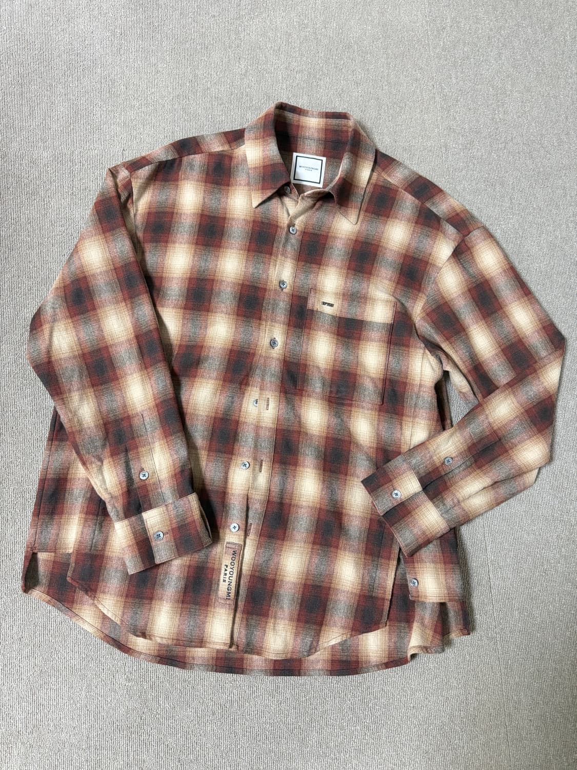 우영미 체크 백 로고 셔츠 브라운 - 24FW 46사이즈 상품이미지4