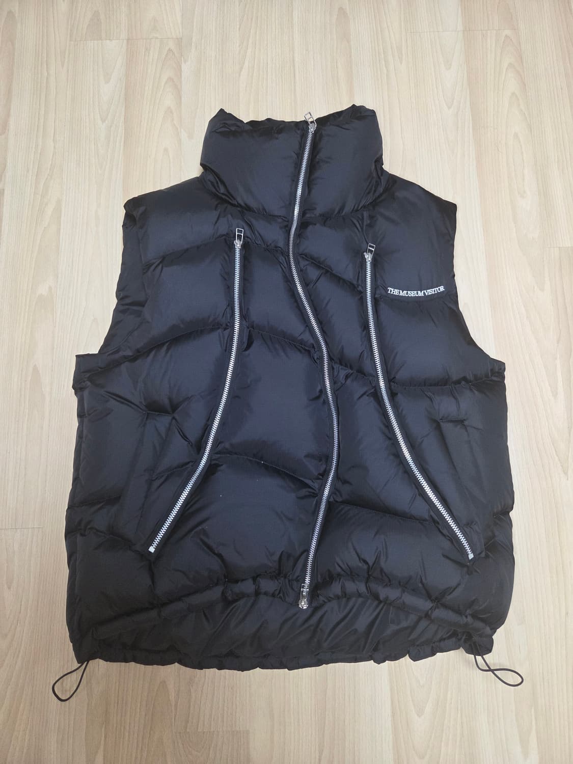 더뮤지엄비지터 CURVED ZIPPER PUFFER DOWN VEST 상품이미지2