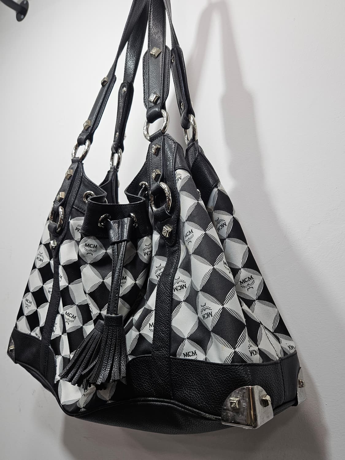 MCM 모노그램 블랙&화이트 숄더겸 토드백 상품이미지9