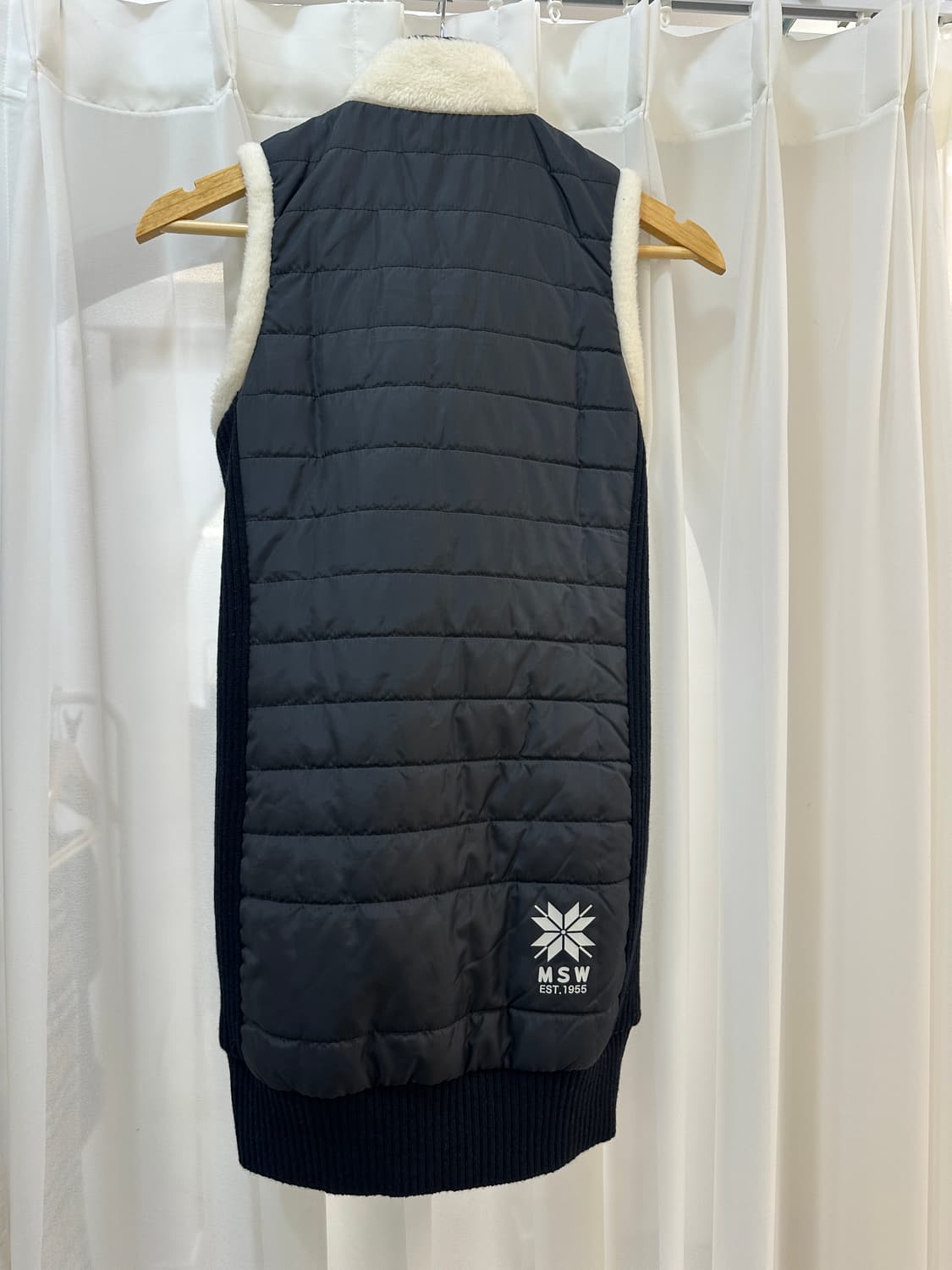 먼싱웨어 MUNSINGWEAR 털 트리밍 니트 조끼 블랙 상품이미지5