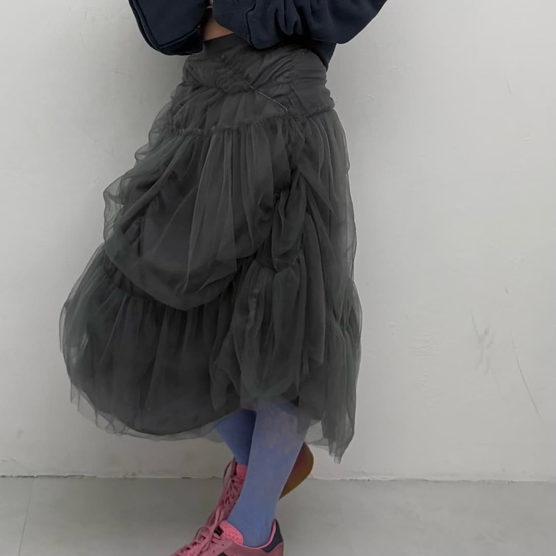 그레이 비대칭 셔링 레이스 롱 스커트 상품이미지1