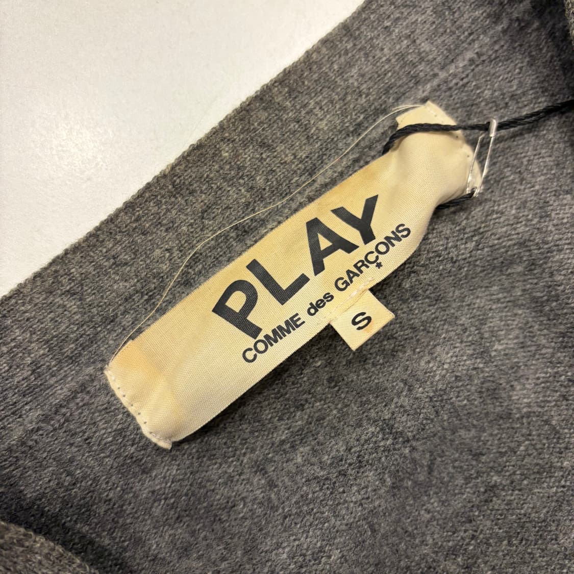 [S] 꼼데가르송 플레이 회색 가디건 그레이 B564 상품이미지4