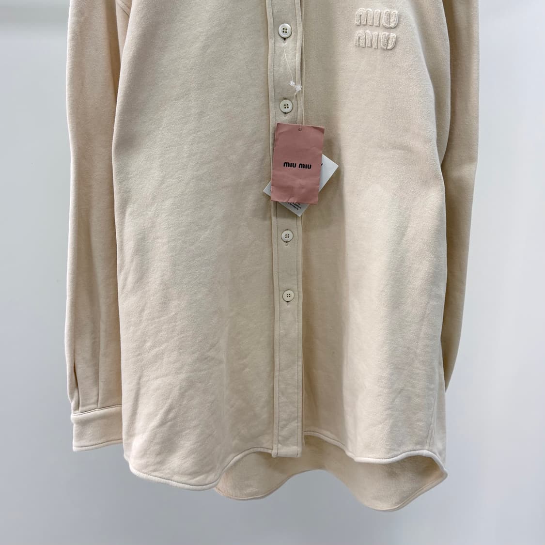 [S+급/오버핏S] 미우미우 자수 로고 오버 코튼 셔츠 상품이미지4