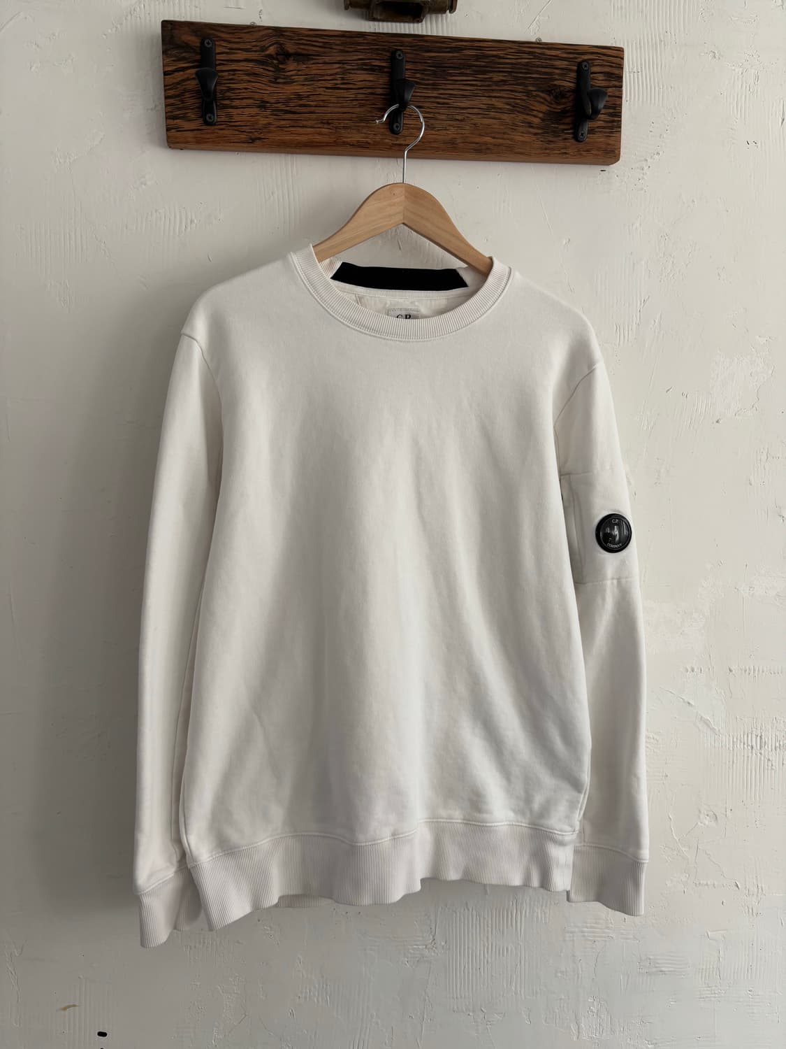 CP 컴퍼니 와펜 크루넥 화이트 스웻셔츠 상품이미지1