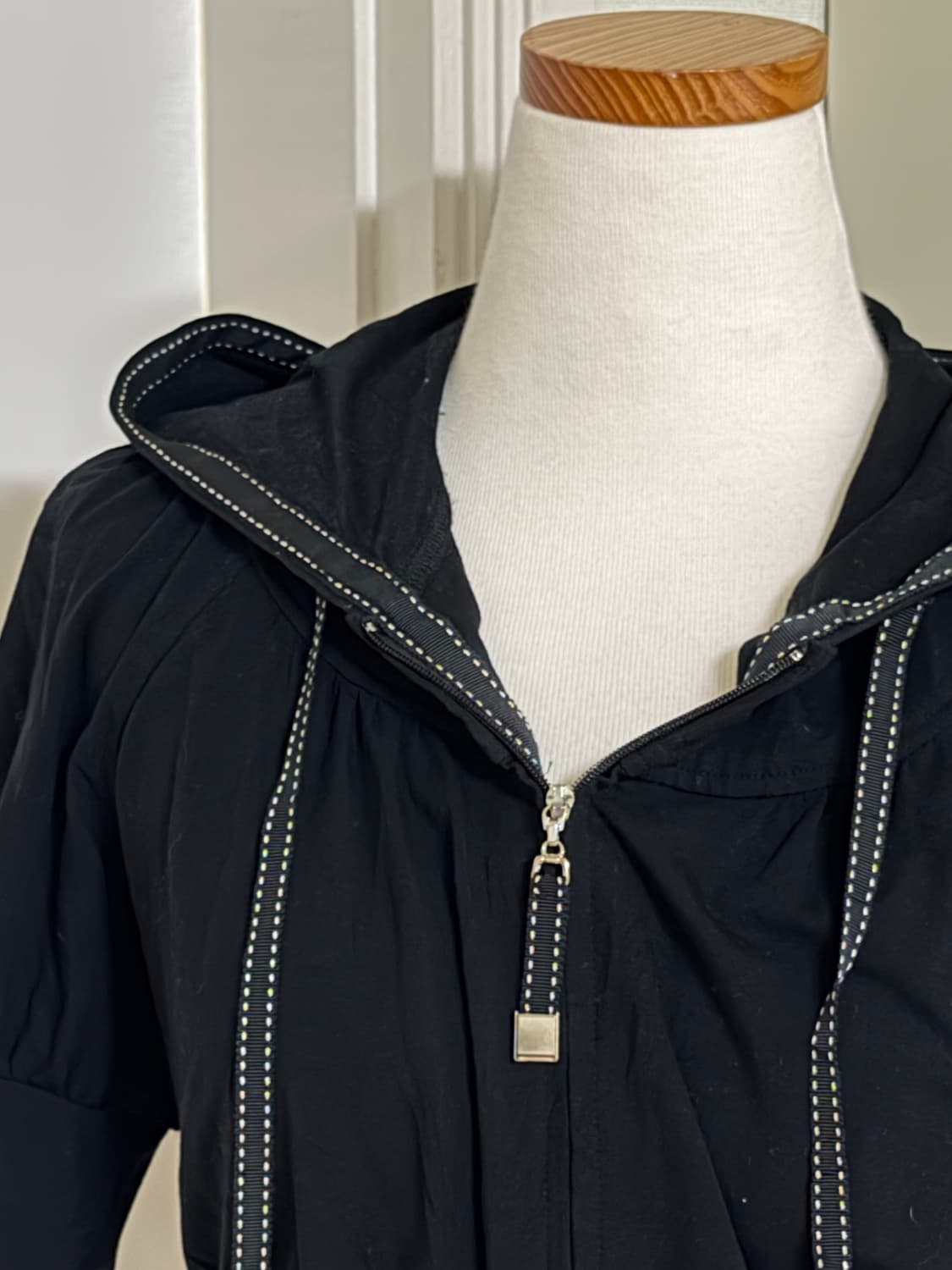 블랙 퍼프소매 반팔 후드집업 상품이미지2