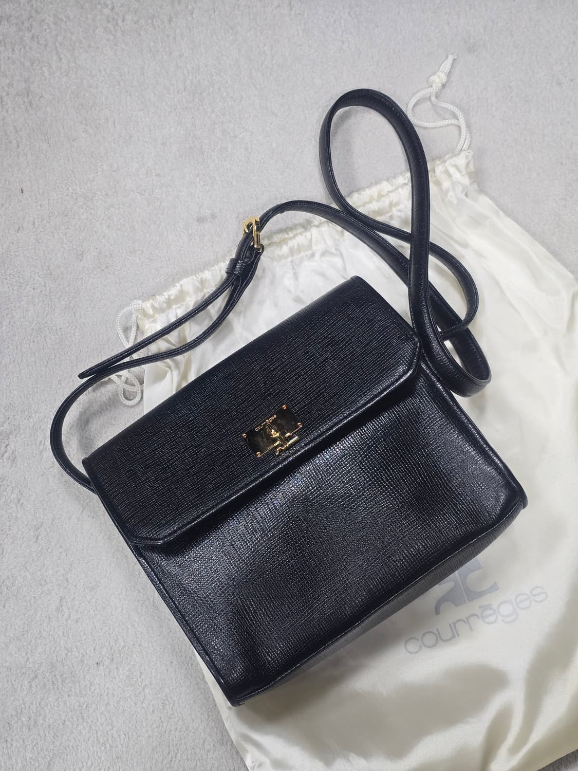 꾸레쥬 블랙 레더 금장 숄더백  상품이미지1