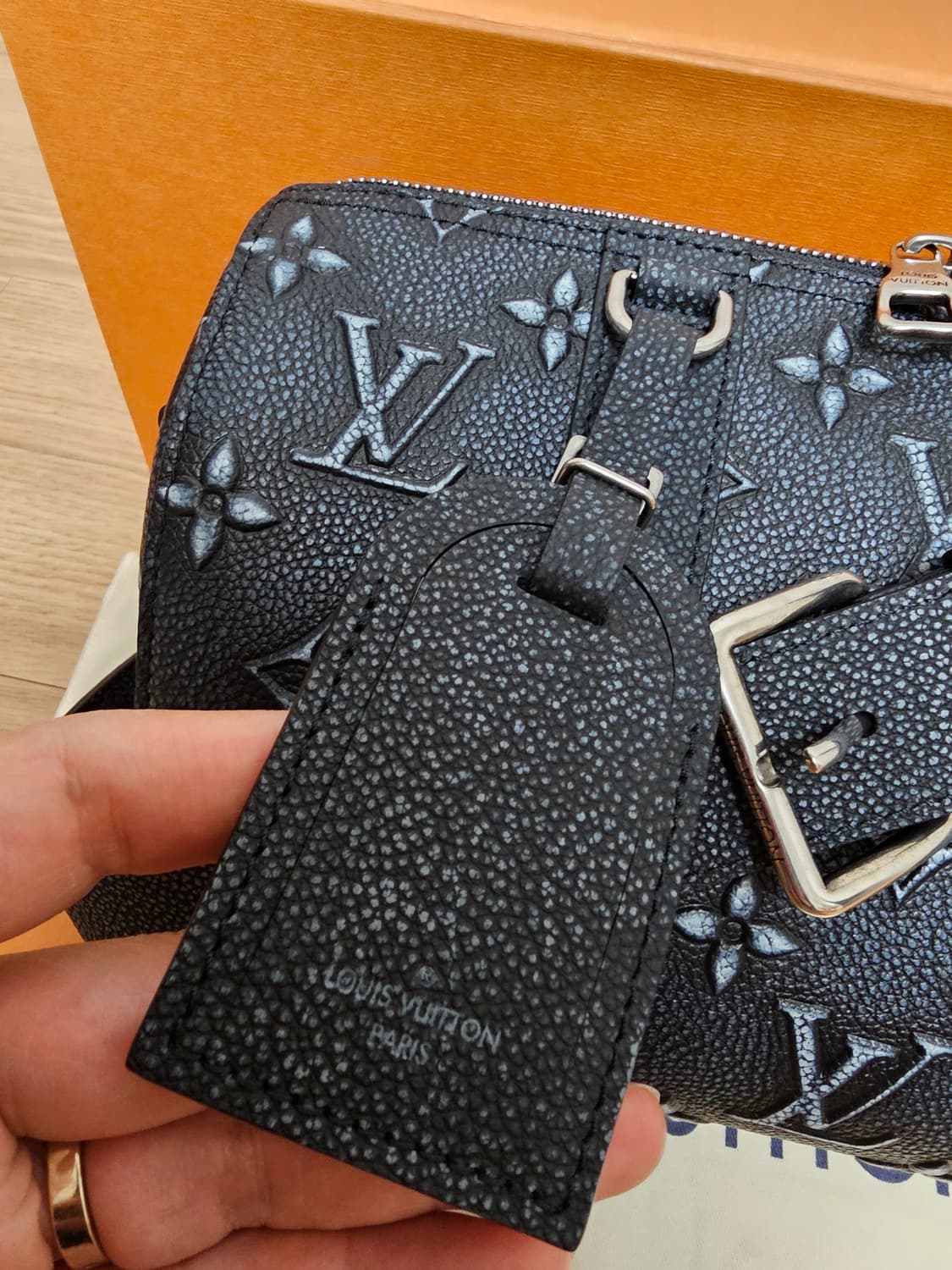 루이비통 버질아블로 토리옹 돌무늬 입체 시티키폴 (새상품) 상품이미지10