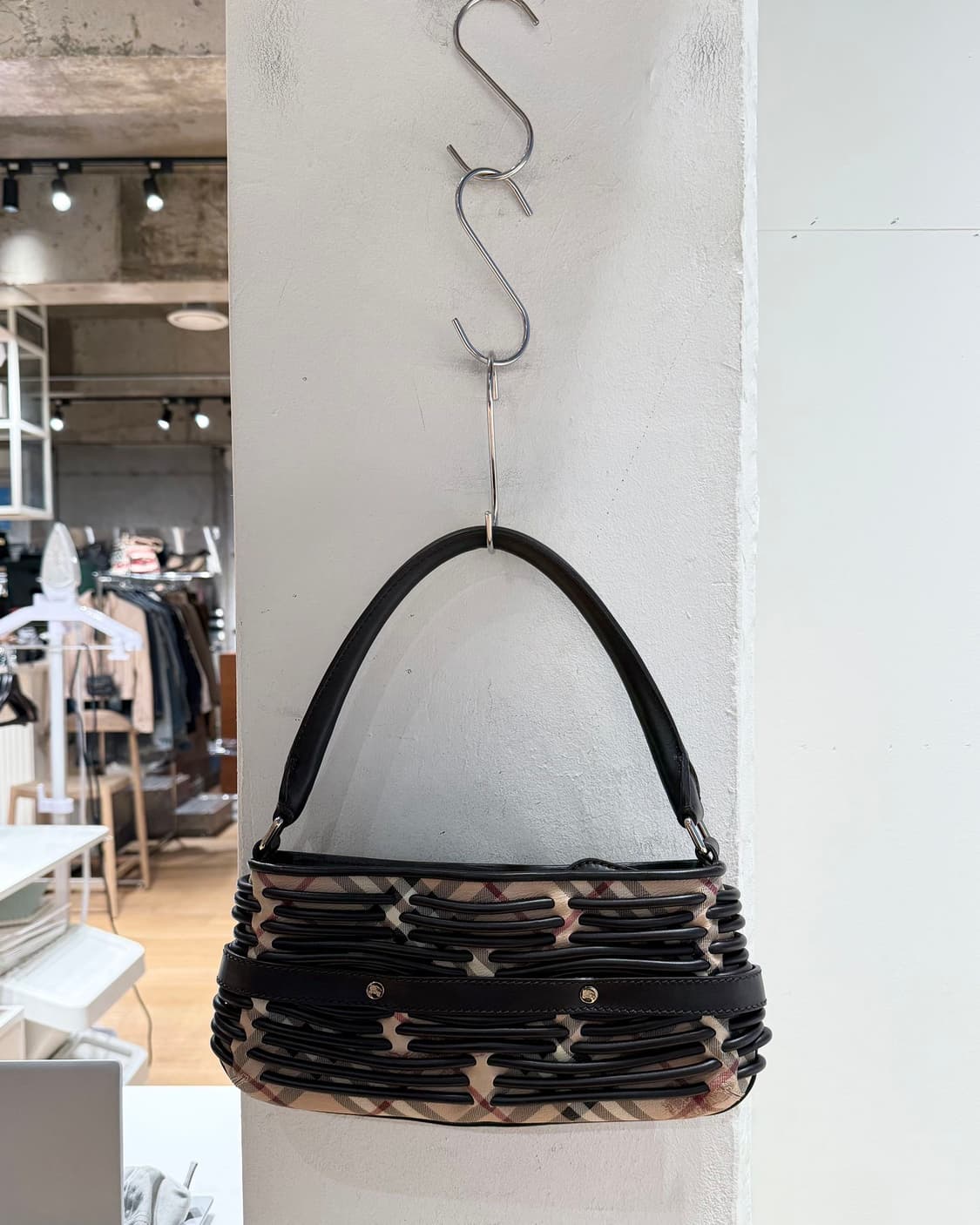 버버리 브라운 하우스 체크 숄더백  상품이미지5