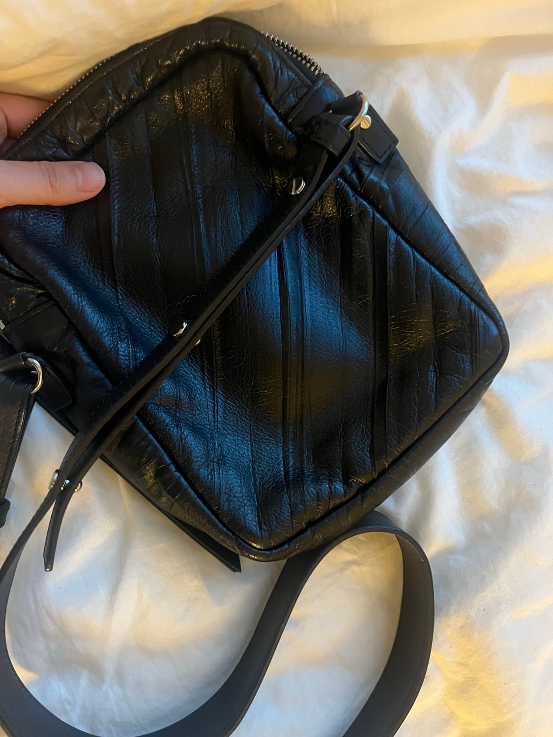 creased mini leather bag 상품이미지4