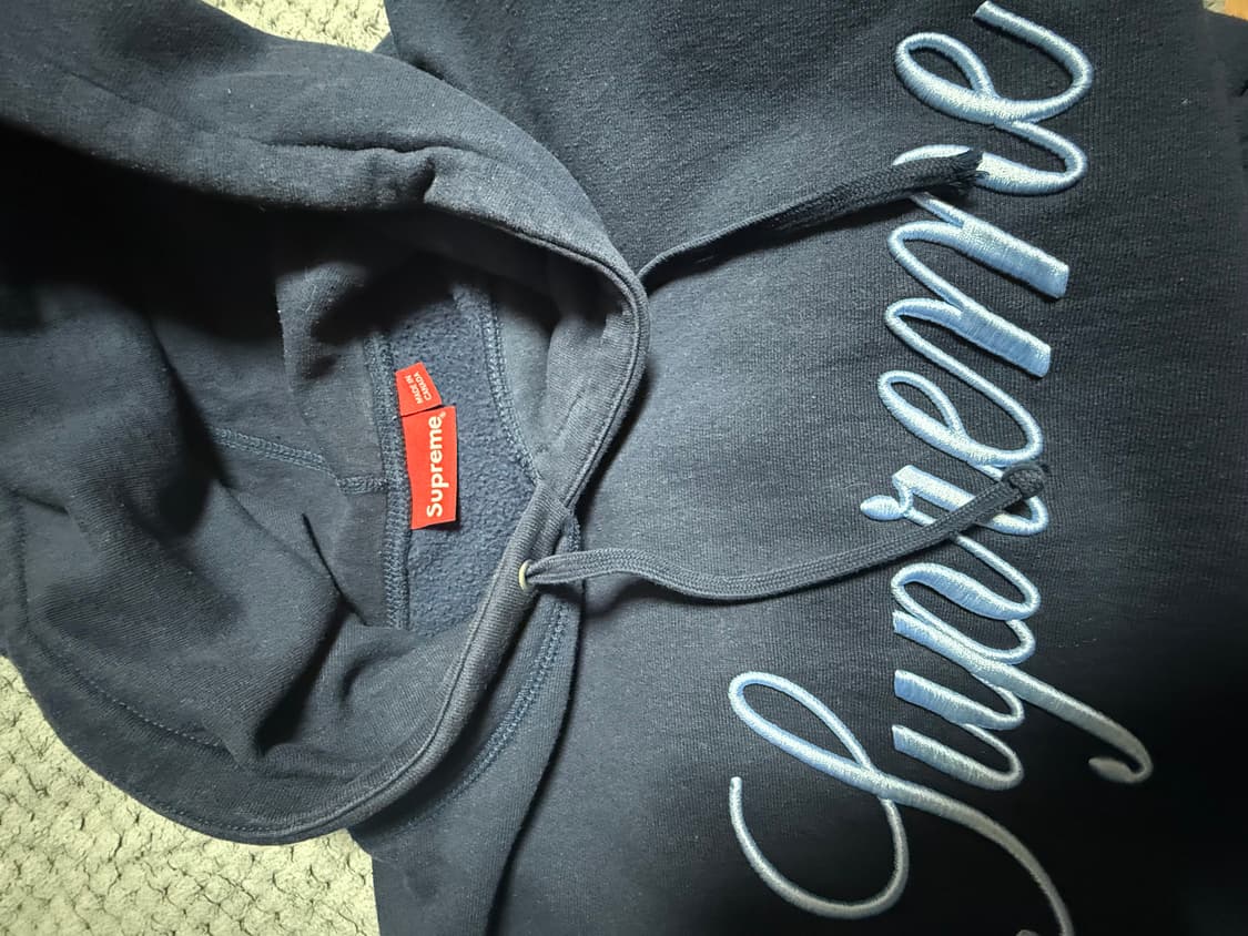 슈프림 레이즈드 스크립트 후드 스웨트셔츠 네이비 - 23FW 상품이미지2