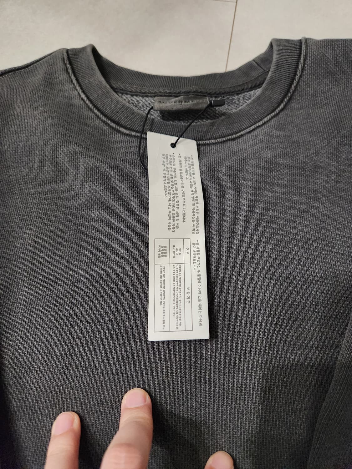 소버먼트 차콜맨투맨 상품이미지4