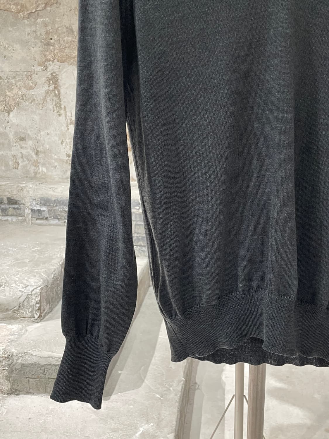 비비안 웨스트우드 맨 다크 올리브 V넥 울 니트 상품이미지4