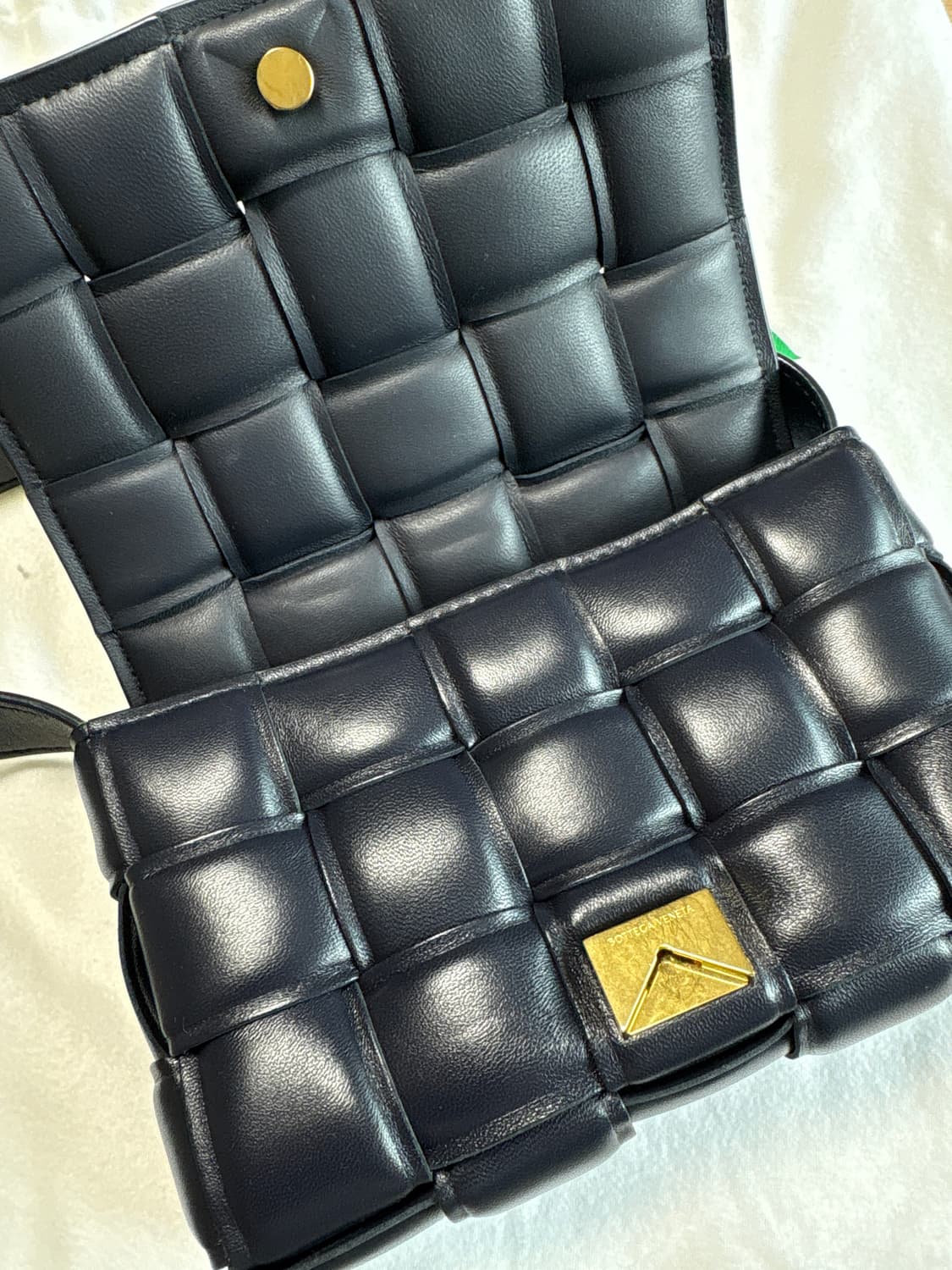 보테가 베네타 패딩레더 카세트백 딥블루 상품이미지2