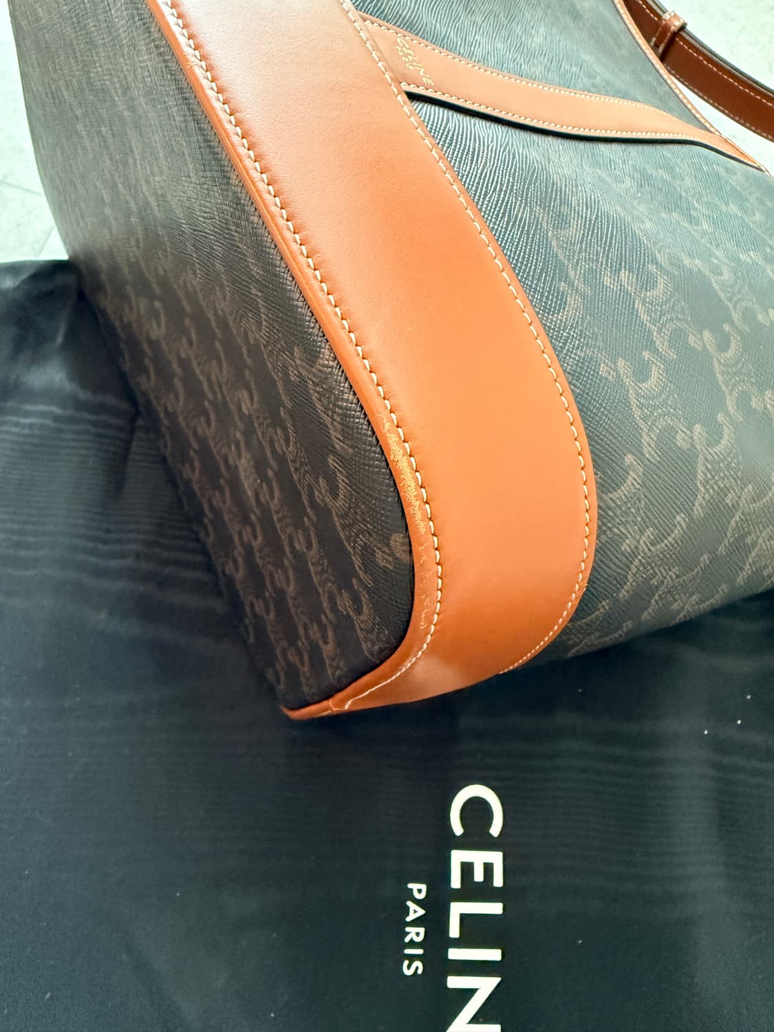 셀린느 트리옹프 버킷백 미디움 상품이미지4