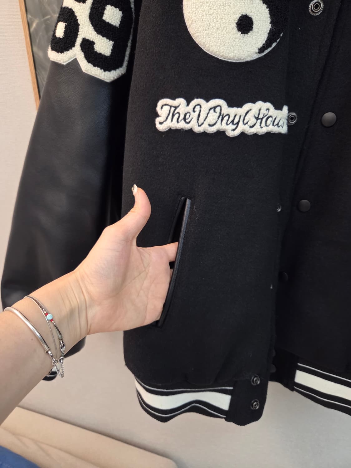 더바이닐하우스 음양 바시티 자켓 블랙 상품이미지5