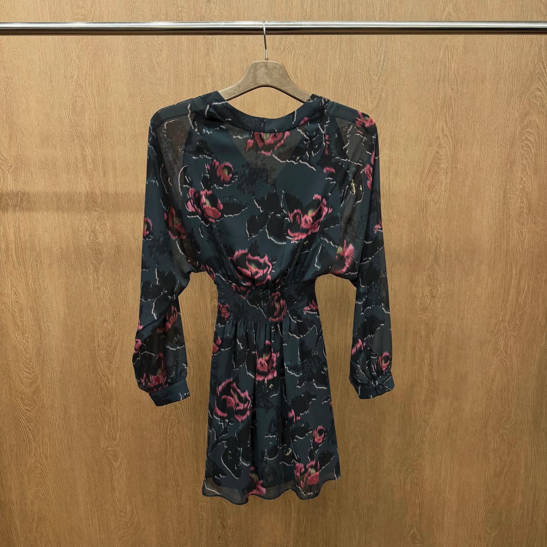 올세인츠 브이넥 미디 원피스 플로럴 프린팅 셔링 밴딩 디테일 슬림핏 블랙 상품이미지3