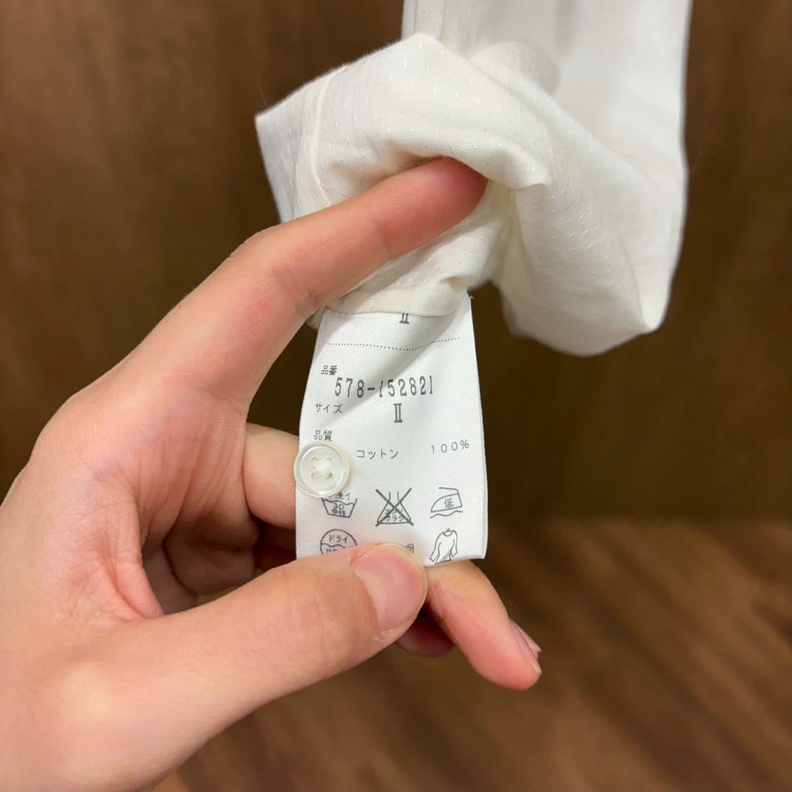 마가렛호웰 브이넥 슬리브리스 블라우스 셔링 사이드 버튼업 디테일 아이보리 상품이미지9