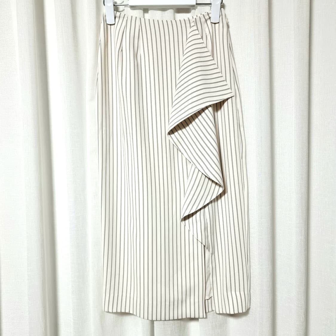 에센셜 엔트워프 러플 슬릿 스커트 치마 (23in./표기34) 상태최상 상품이미지1