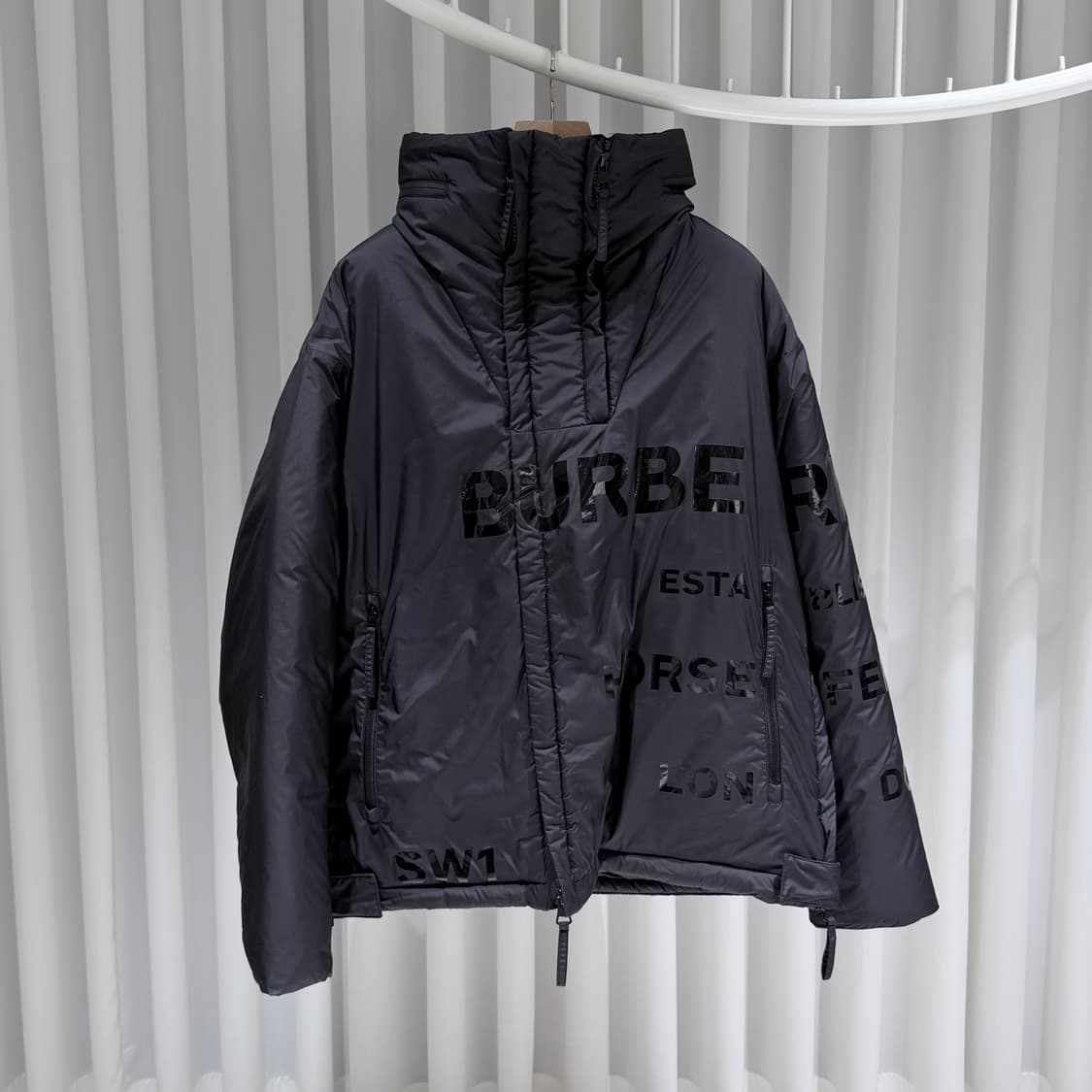 (A+/M) / 버버리 호스페리 프린트 후드 패딩 자켓 블랙 상품이미지1