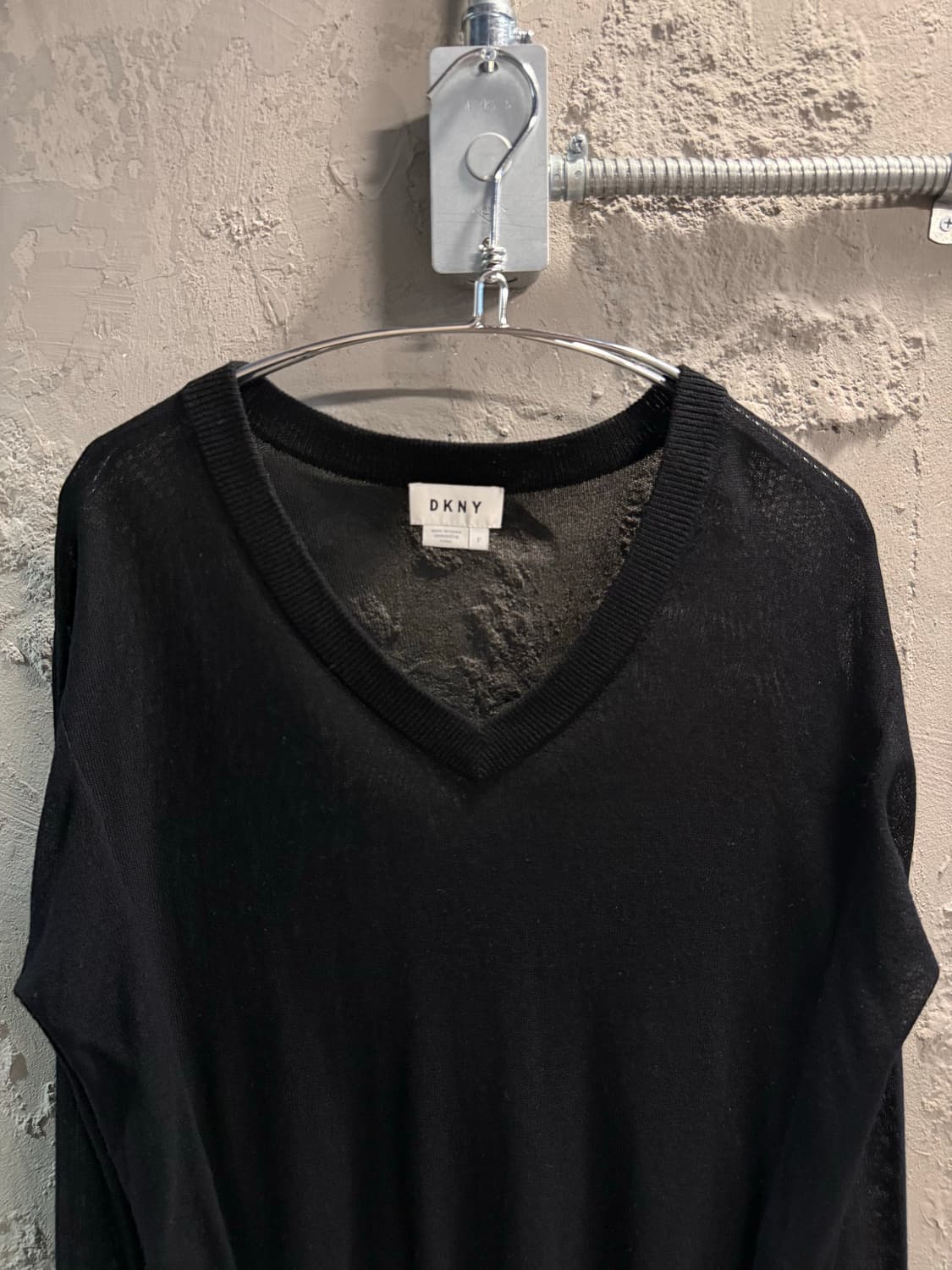 S 디케이엔와이 DKNY 브이넥 시스루 니트 블랙 상품이미지4