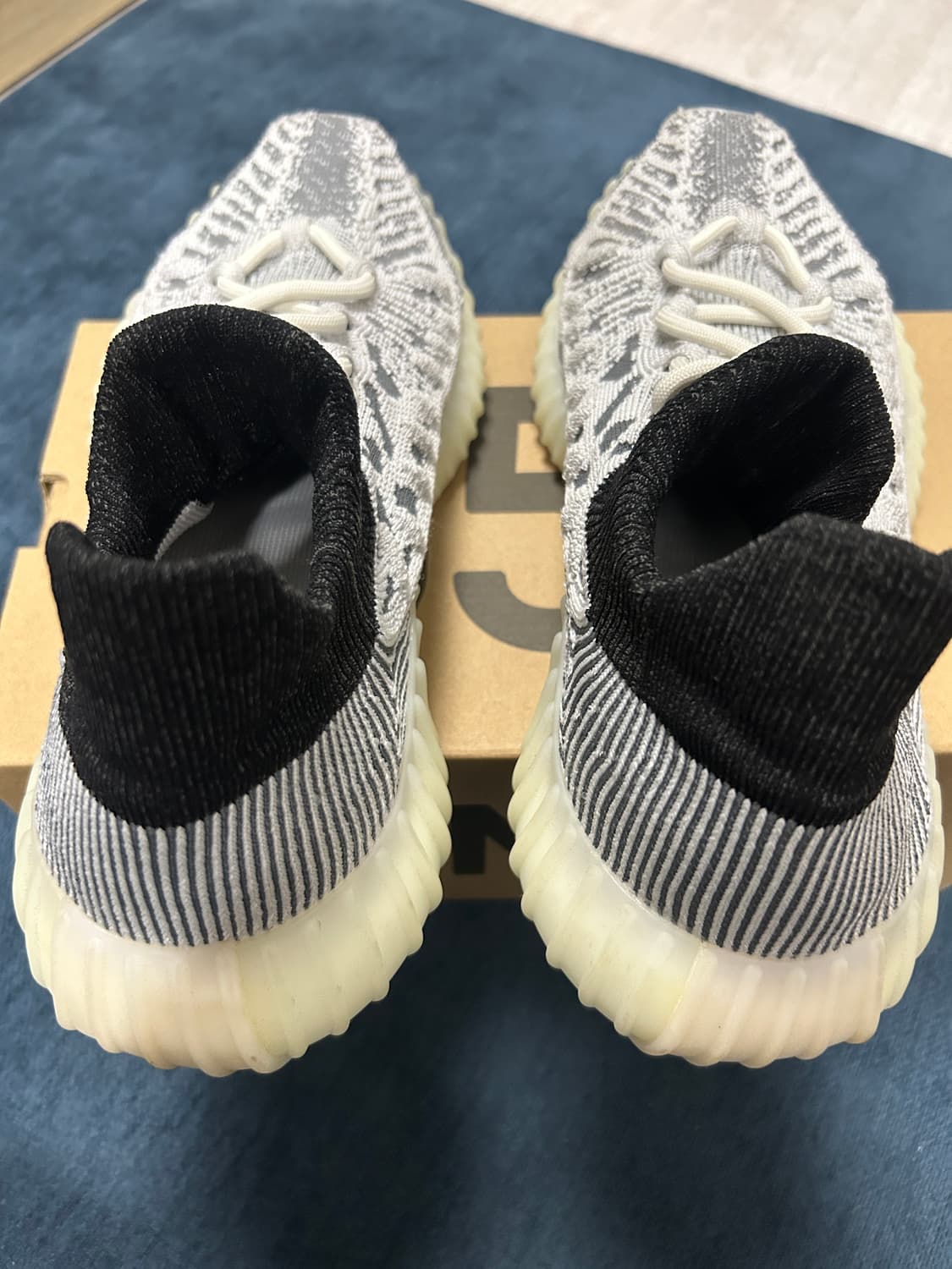 아디다스 이지부스트 350 V2 상품이미지2