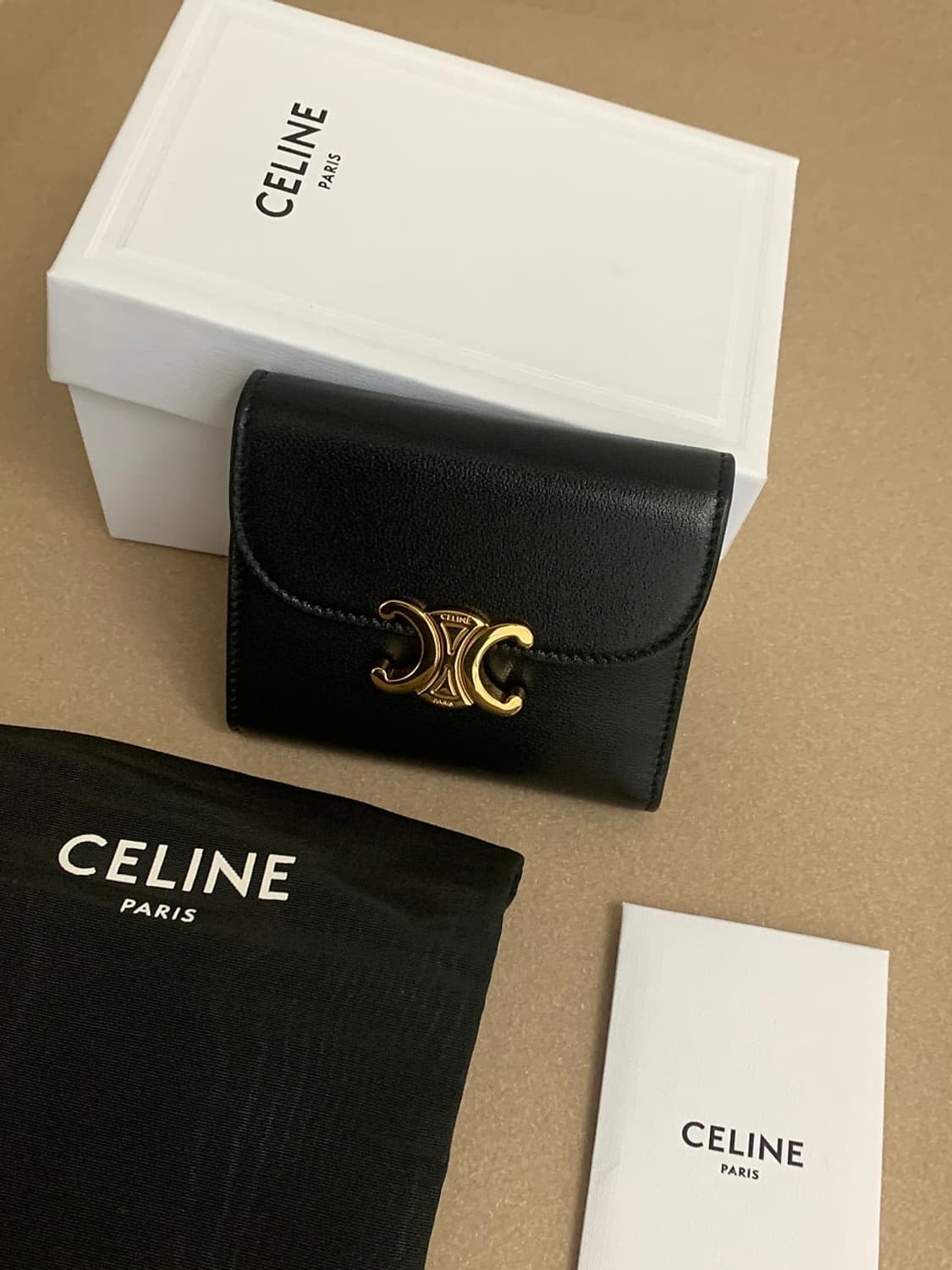 셀린느 트리옹프 플랩 반지갑 상품이미지9