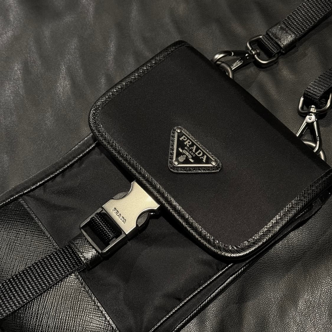 프라다 사피아노 리나일론 스트랩 폰 케이스백 블랙 상품이미지3