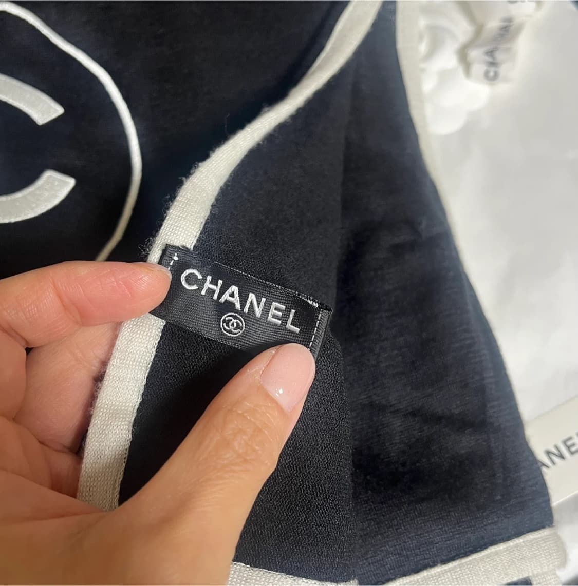 샤넬 블랙 & 화이트로고 제니 스카프 상품이미지2