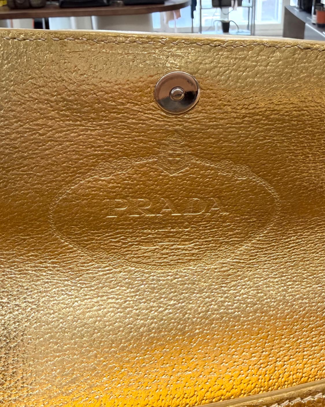 프라다 메탈릭 골드 레더 플랩 크로스백 상품이미지8