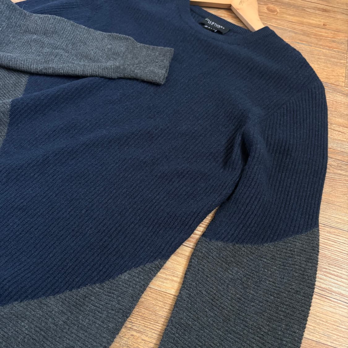 질스튜어트 S 슬림 실루엣 투톤 그레이 니트 입체적인 디테일 상품이미지7