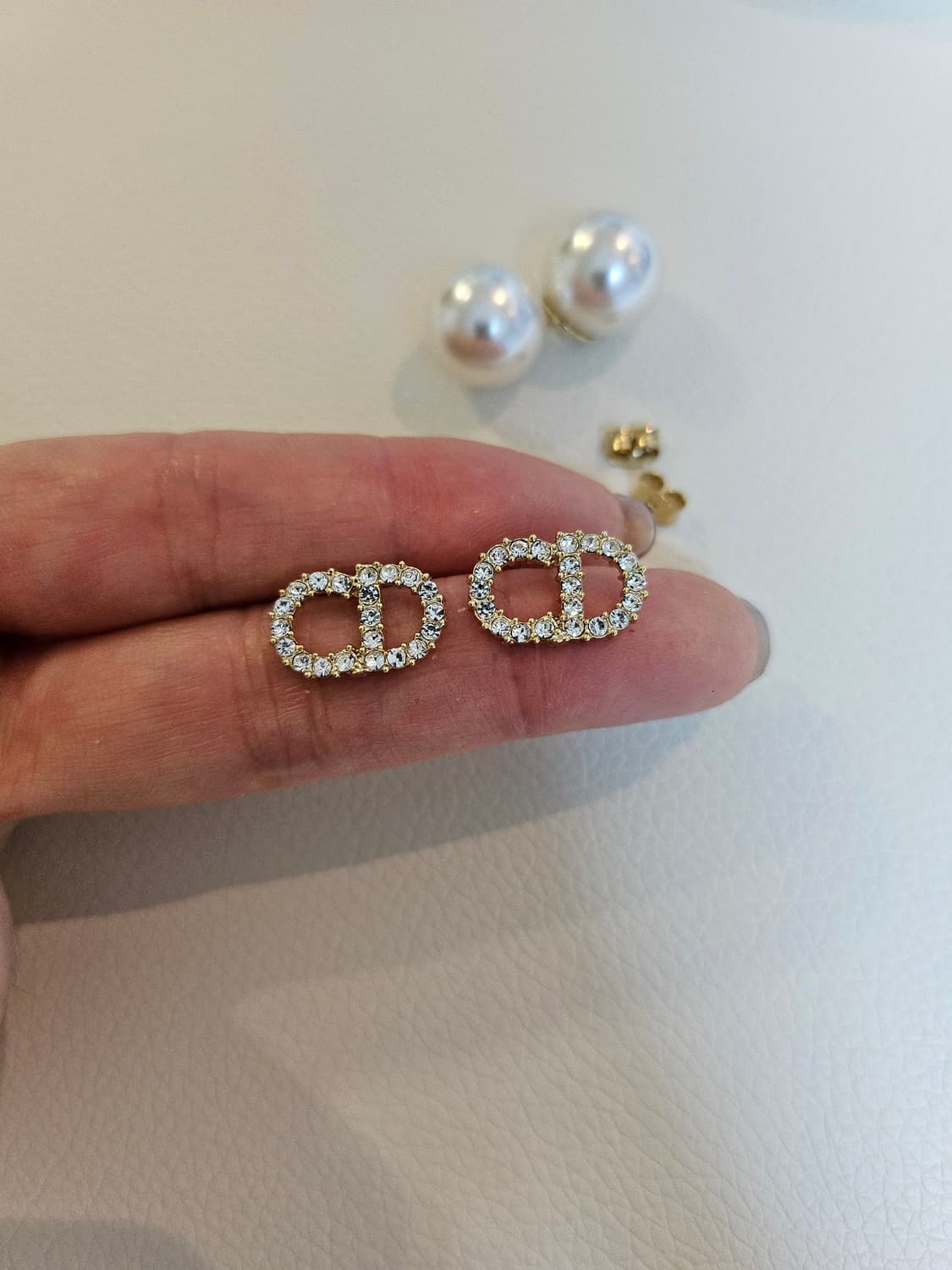 디올 업사이클링 투웨이 골드 진주귀걸이 상품이미지5