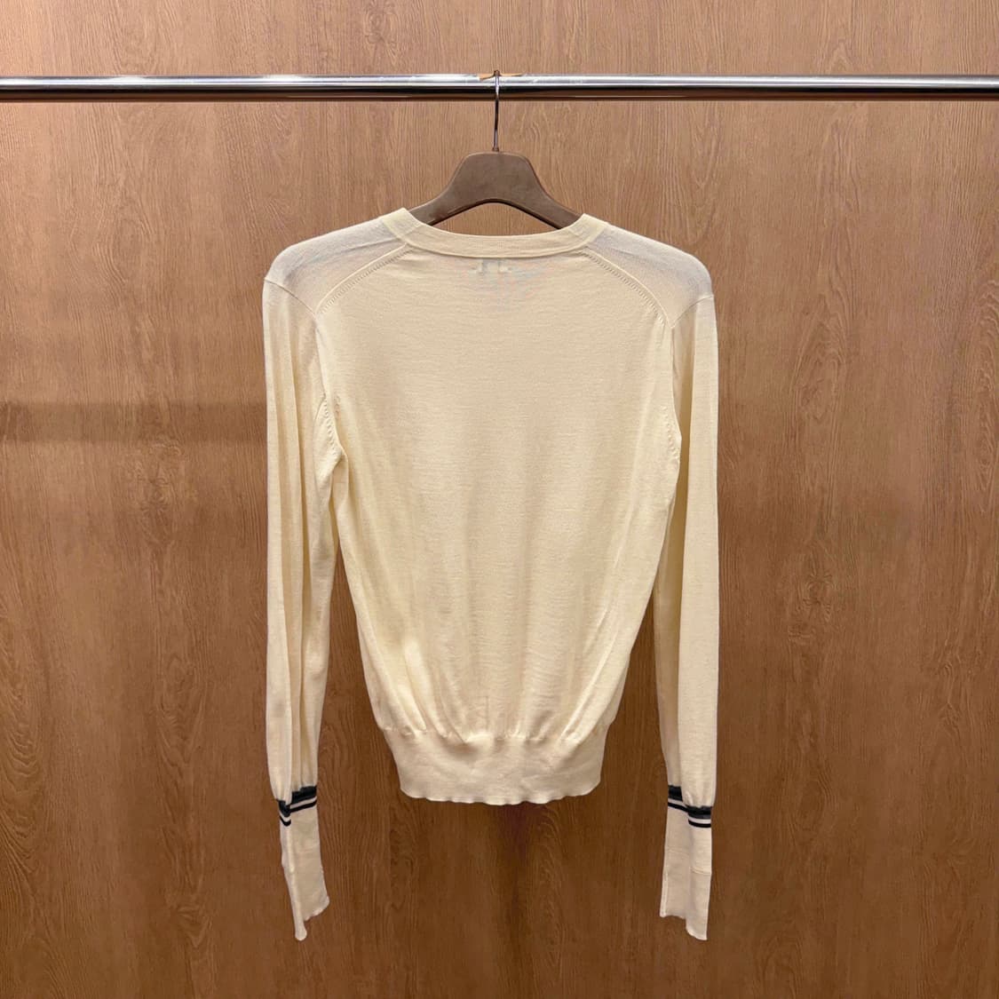 폴스미스 브이넥 긴팔 니트 소매 스트라이프 디테일 아이보리 상품이미지3