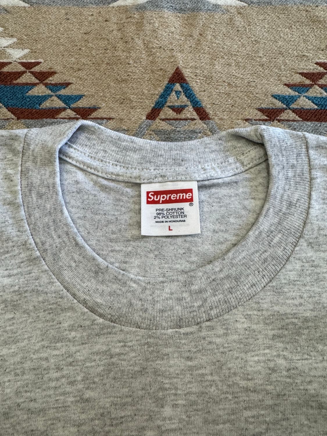[L] 슈프림 스틱 티셔츠 애쉬 그레이 - 25FW 상품이미지3
