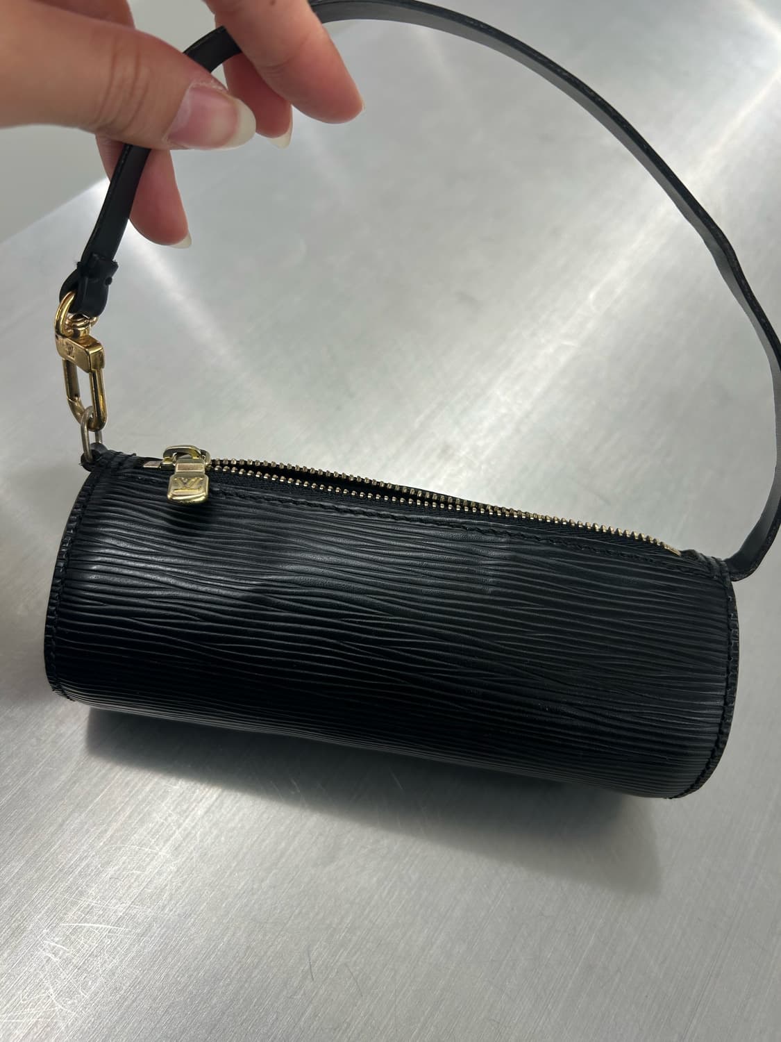 루이비통 에피 블랙 미니 빠삐용 토트백 상품이미지2