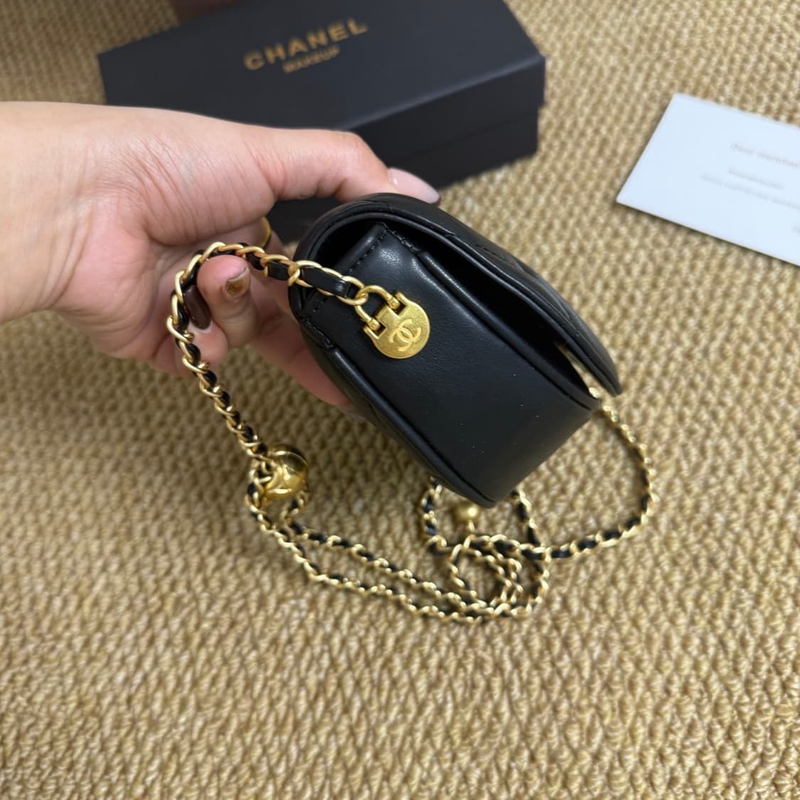 샤넬뷰티 클래식 골든 글로브 새들 백 블랙 리미티드 상품이미지9