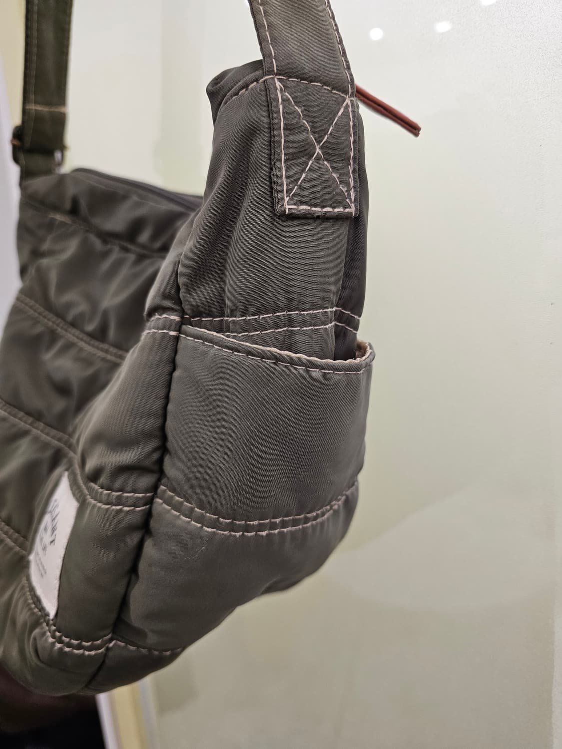 Japan 카키 패딩 크로스백 상품이미지4