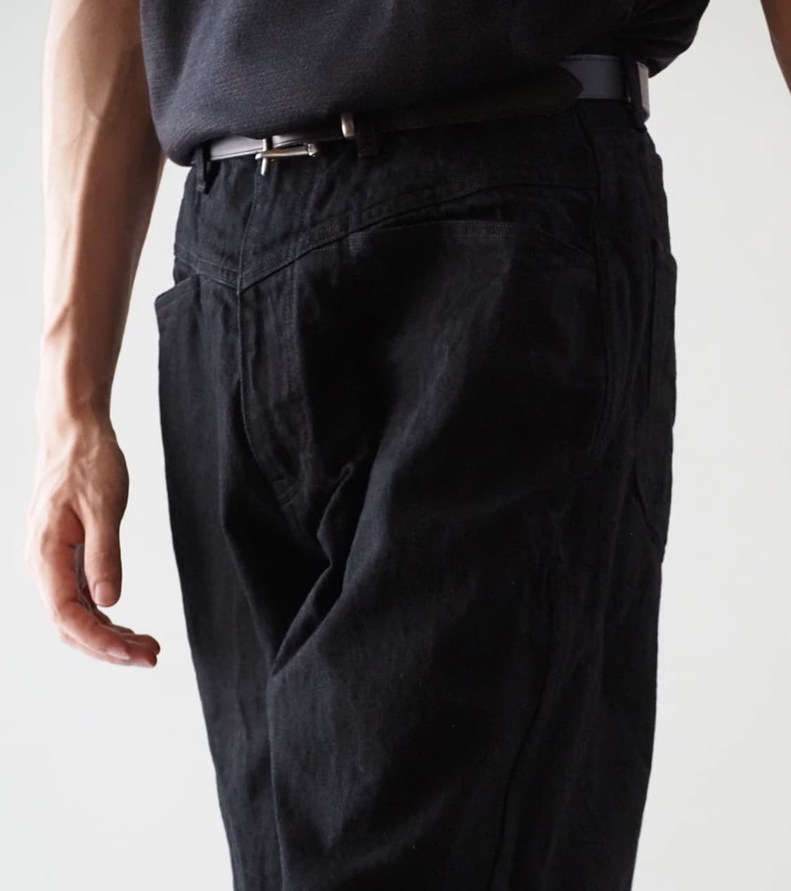 코모리 블랙 드릴 테이퍼드 팬츠 상품이미지3