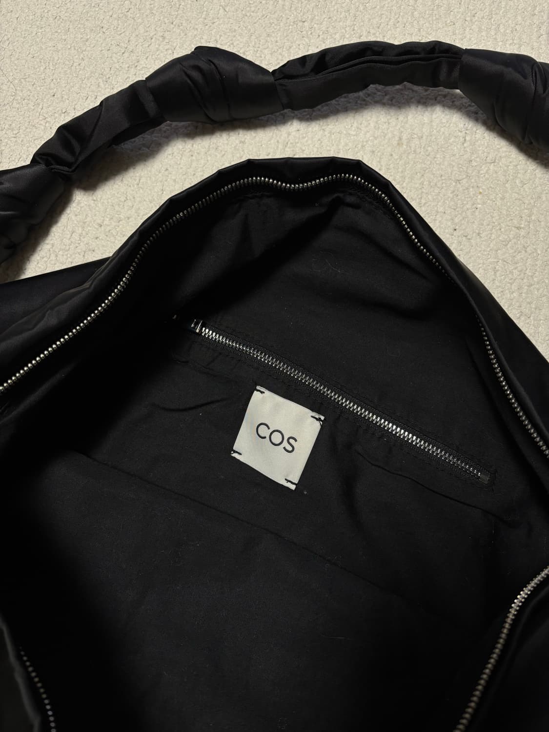 Cos 코스 나일론 히치 오버사이즈 크로스바디백 블랙 상품이미지4