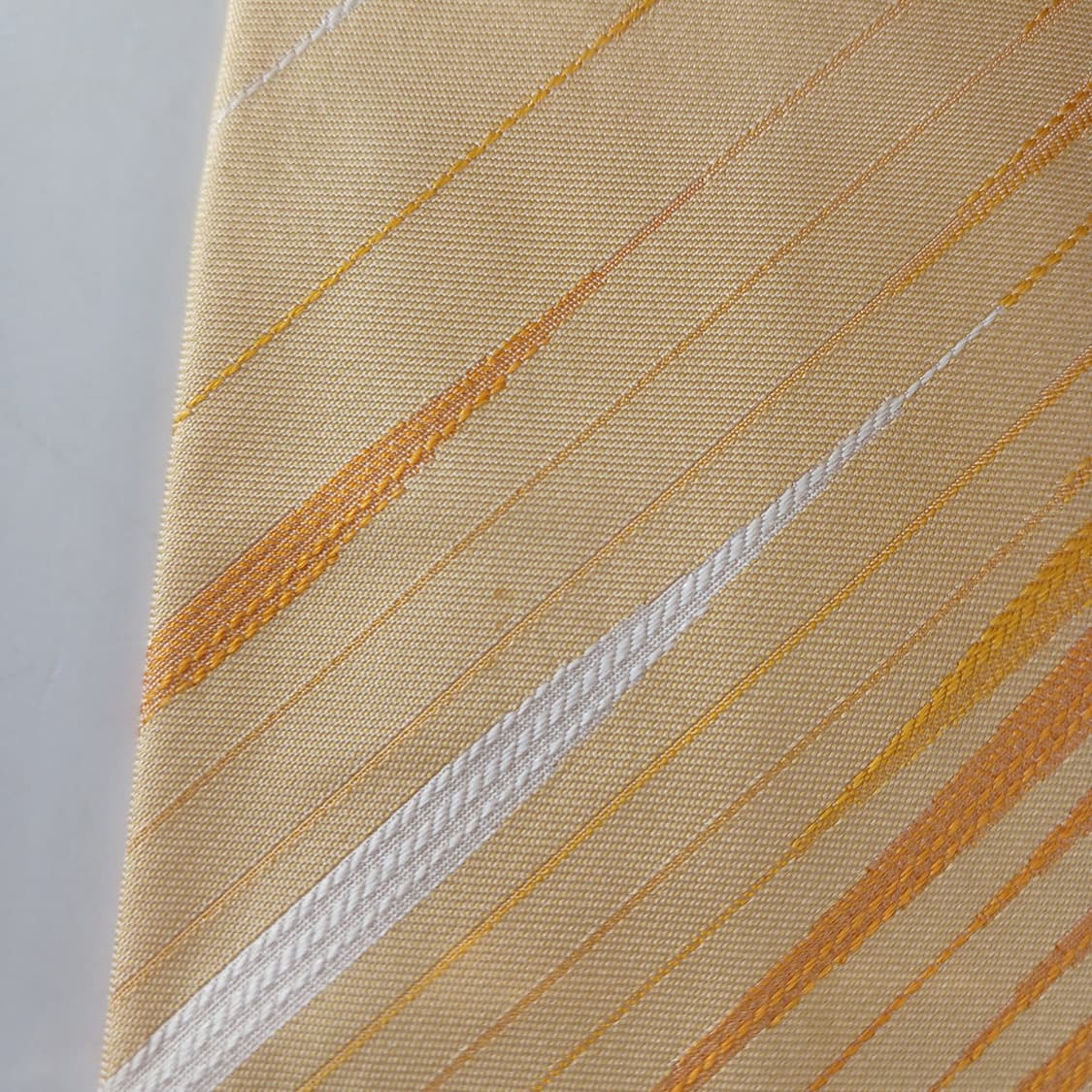 엠씨엠 실크 옐로우 스트라이프 넥타이 9.1cm A등급 A19709
 상품이미지8