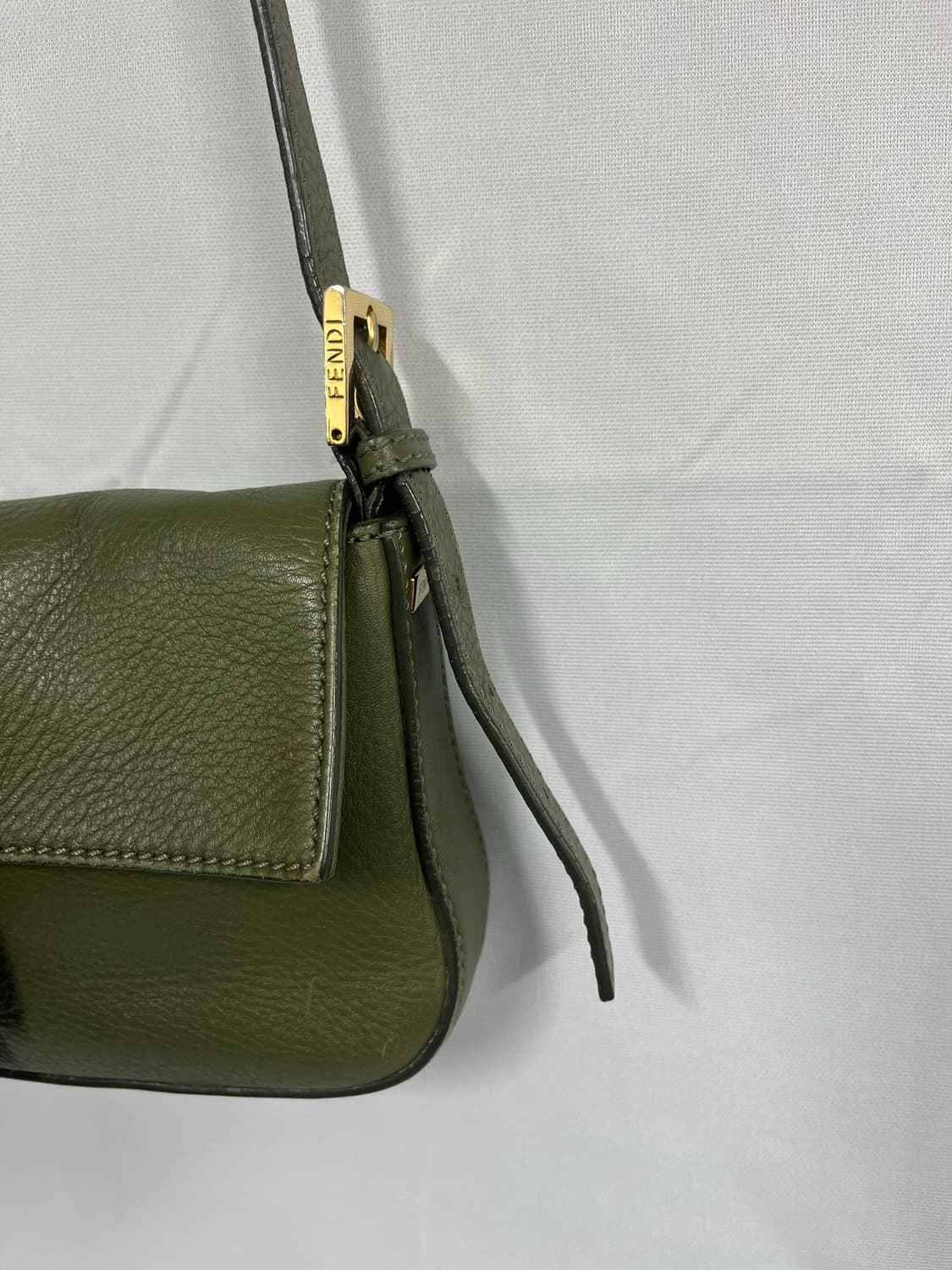 FENDI 펜디 바게트 레더 크로스백 카키 상품이미지3